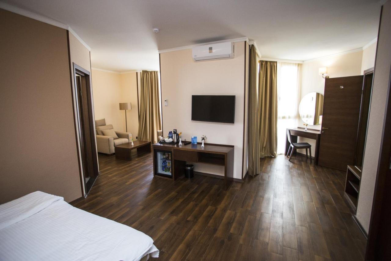 באטומי Hotel Corner Inn מראה חיצוני תמונה