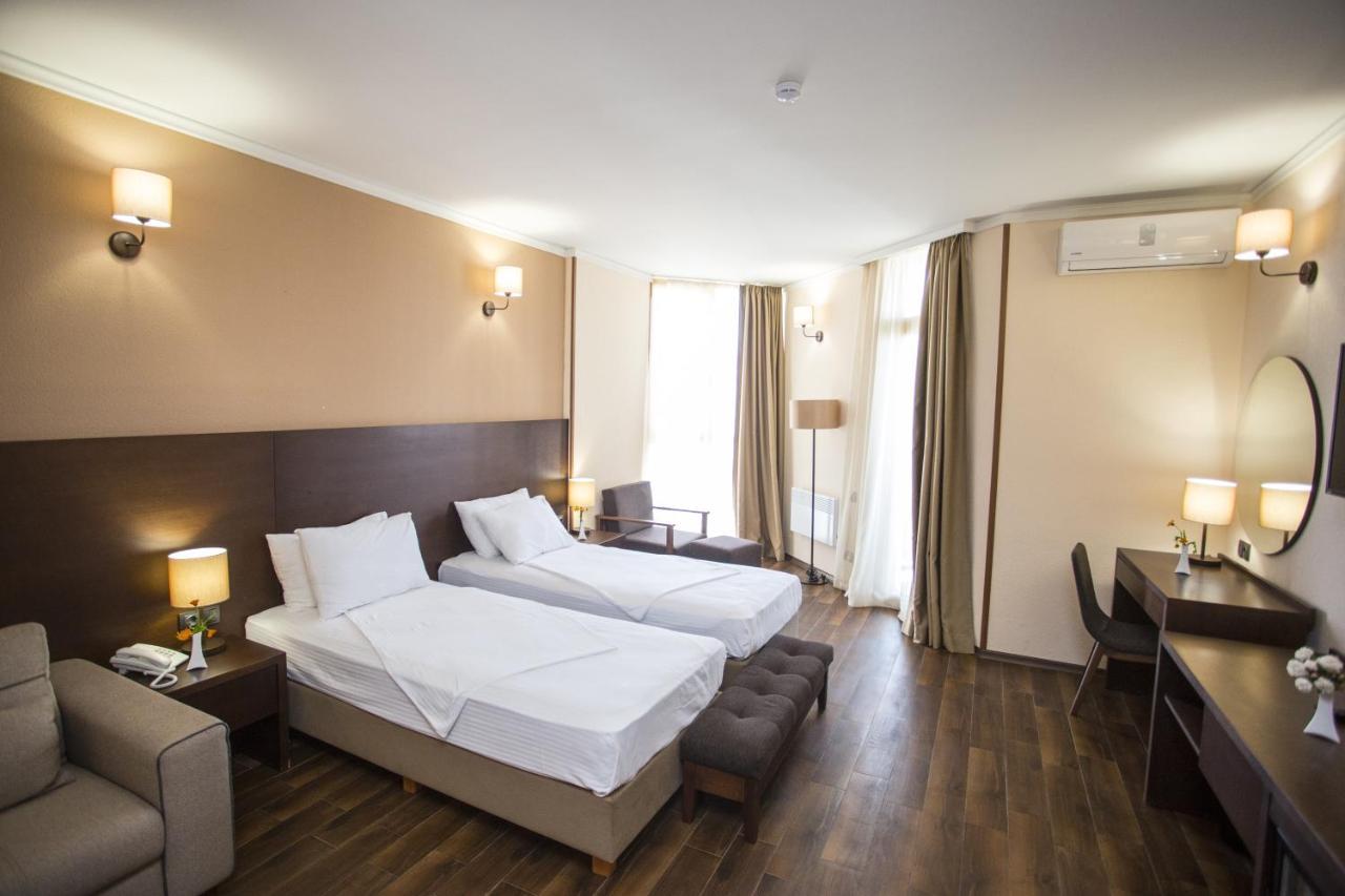 באטומי Hotel Corner Inn מראה חיצוני תמונה