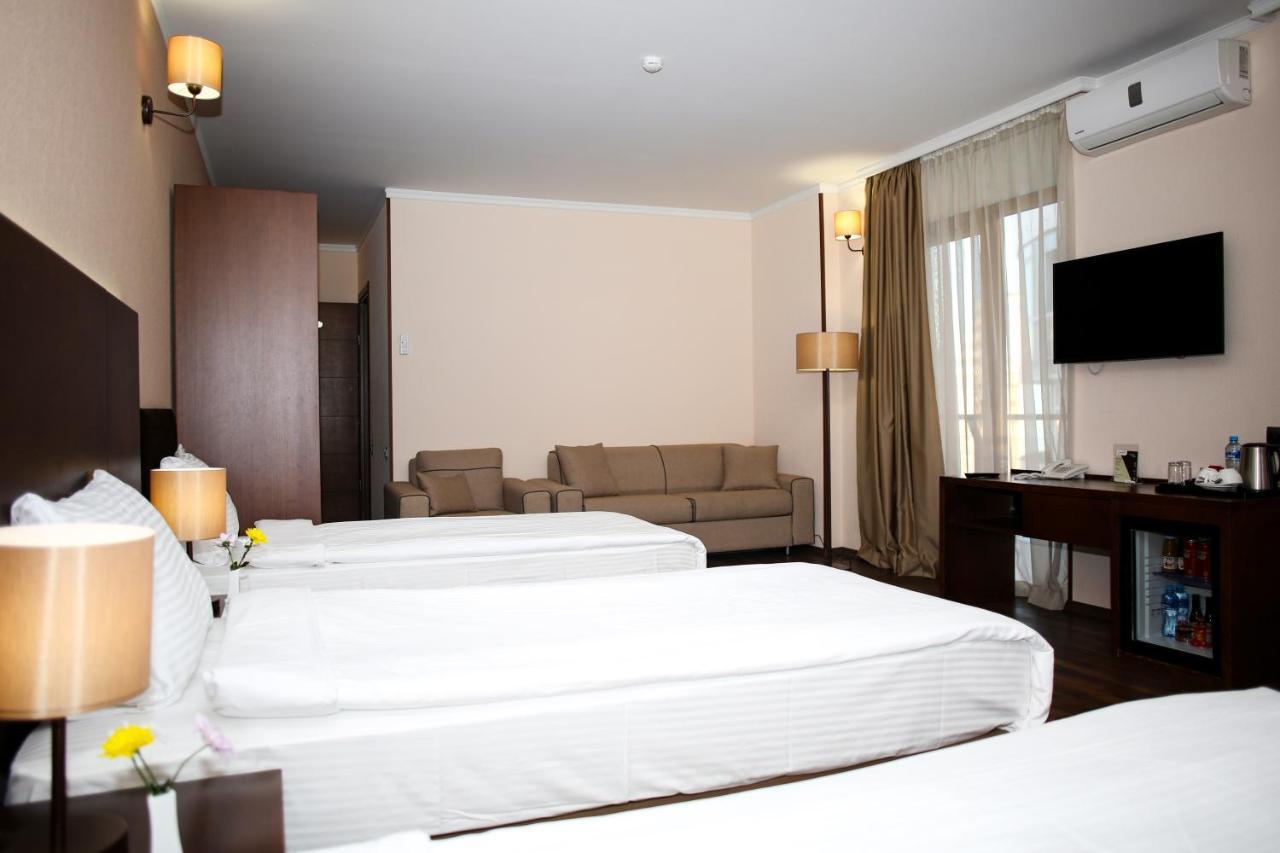 באטומי Hotel Corner Inn מראה חיצוני תמונה