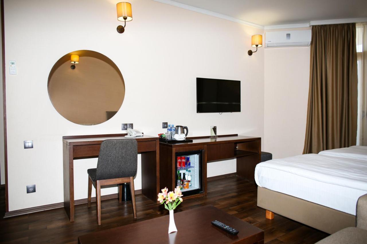 באטומי Hotel Corner Inn מראה חיצוני תמונה