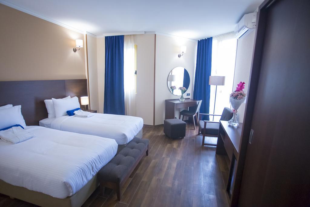 באטומי Hotel Corner Inn מראה חיצוני תמונה