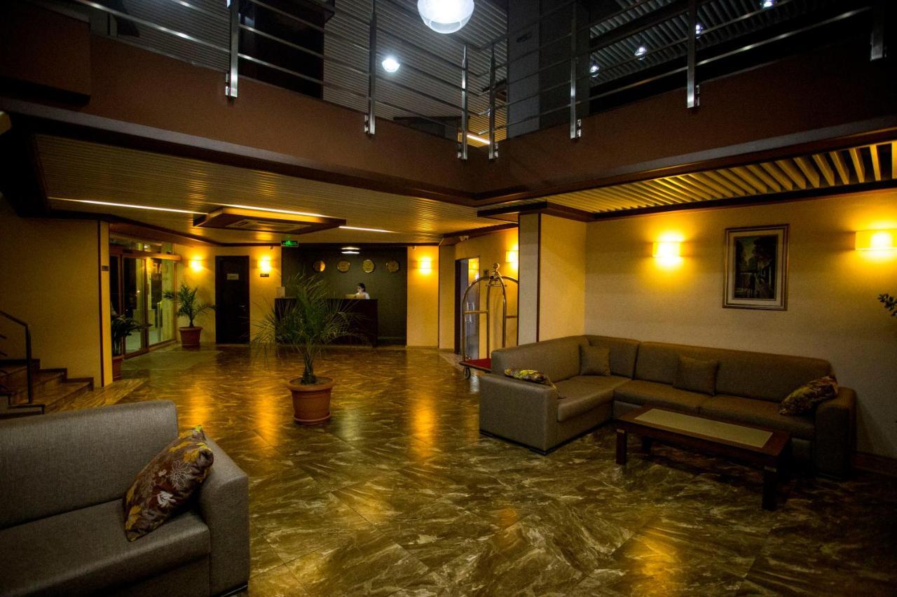 באטומי Hotel Corner Inn מראה חיצוני תמונה